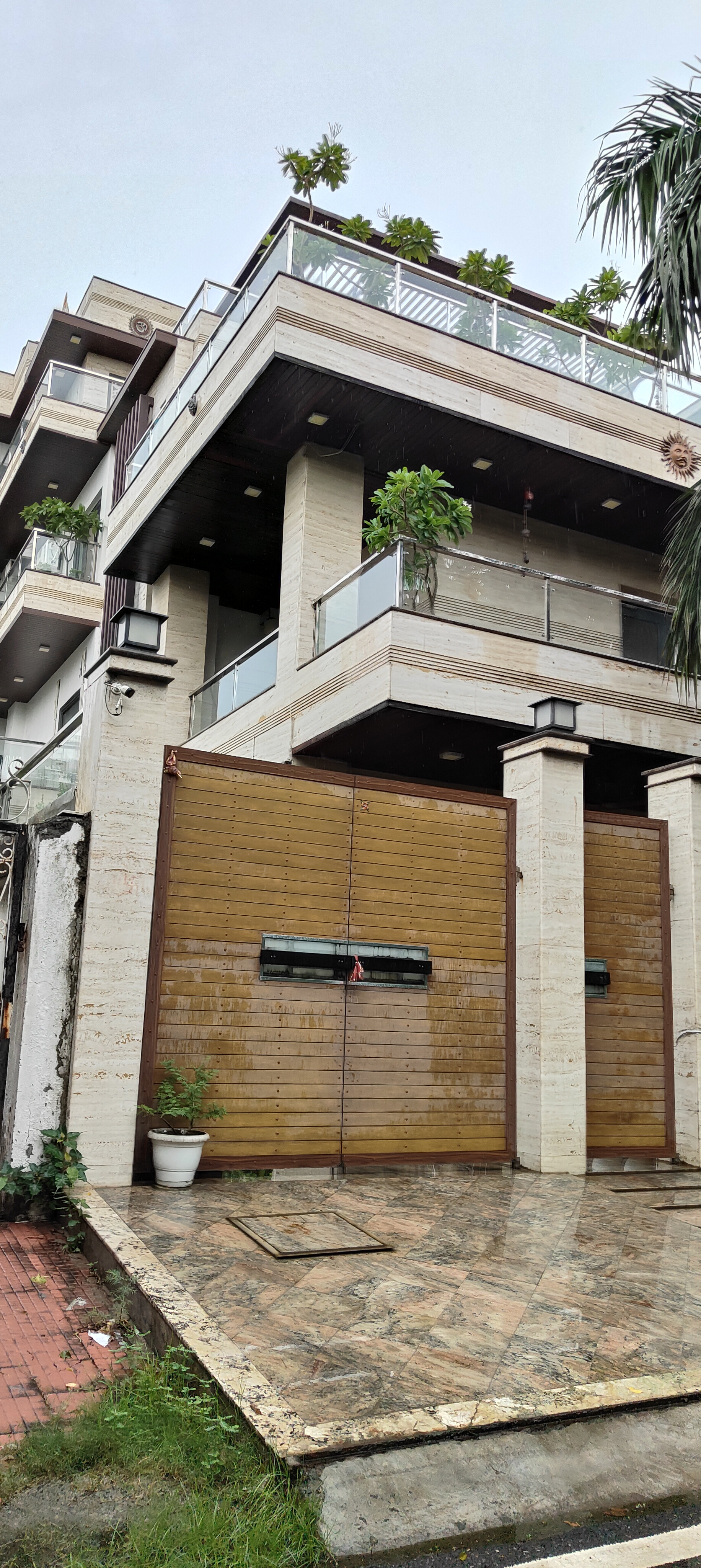 6+ BHK + Servant Room Independent House For Sale in Sector 61