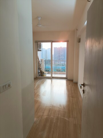 Room in 3 BHK Apartment at DLF The Skycourt, Sector 86 – for Sale