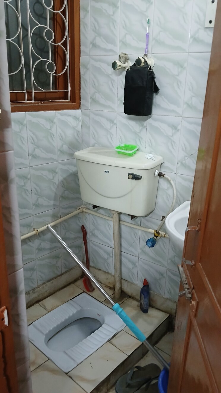 Bathroom, batla house 4 Bedroom 1350 Sq.Ft. Apartment In Batla House Delhi 7774164