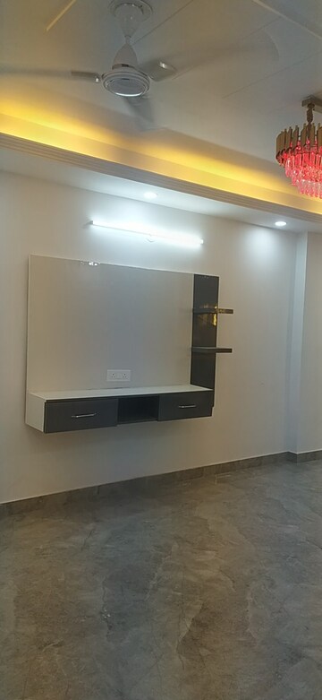 Furnished Amenities in 3 BHK Builder Floor at Panchsheel Vihar – for Sale