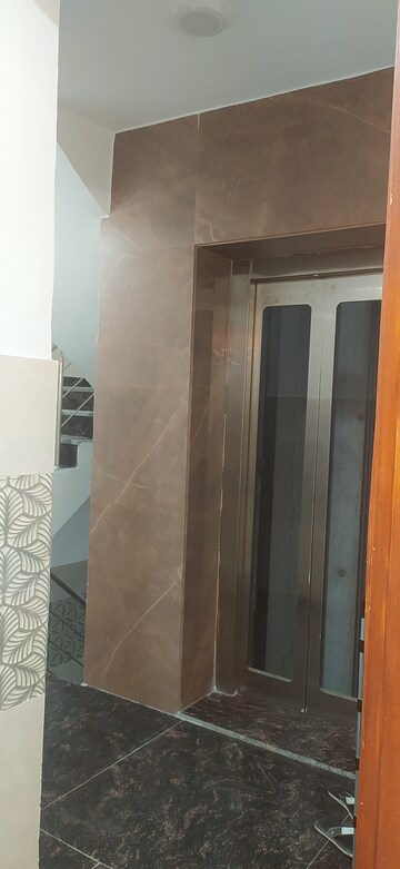 Furnished Amenities in 3 BHK Builder Floor at Panchsheel Vihar – for Sale