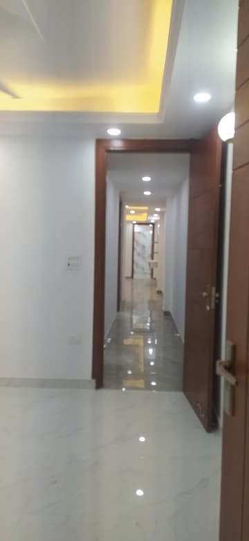Furnished Amenities in 3 BHK Builder Floor at Panchsheel Vihar – for Sale