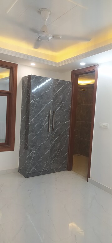 Furnished Amenities in 3 BHK Builder Floor at Panchsheel Vihar – for Sale