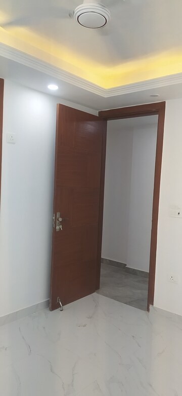 Furnished Amenities in 3 BHK Builder Floor at Panchsheel Vihar – for Sale