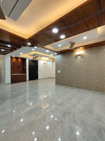 Room in 3.5 BHK Builder Floor at Ansal API Versalia, Sector 67a – for Sale