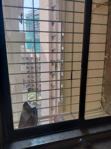 Room in 2 BHK Apartment at Everest Country Side, Kasarvadavali – for Sale