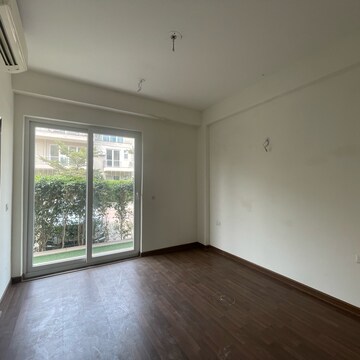 Room in 4 BHK Villa at BPTP Amstoria, Sector 102 – for Sale