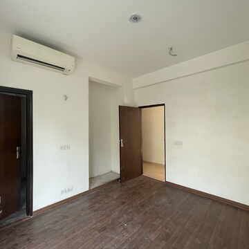 Room in 4 BHK Villa at BPTP Amstoria, Sector 102 – for Sale