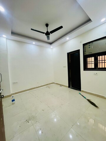 Room in 3 BHK Builder Floor at Dwarka Mor – for Rent