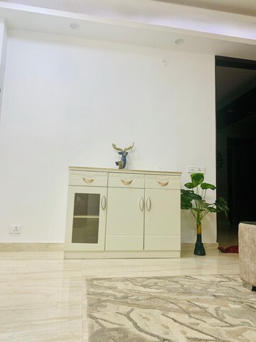 Room in 3 BHK Apartment at JakhaN-Rajpur Road – for Sale