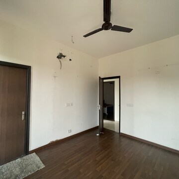 Room in 4 BHK Villa at BPTP Amstoria, Sector 102 – for Sale