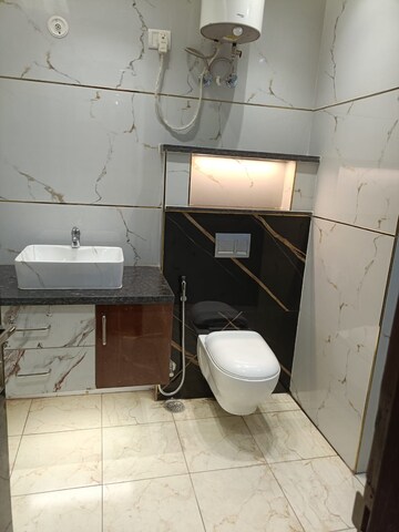 Bathroom in 3 BHK Builder Floor at SS Aaron Ville, Sector 48 – for Sale