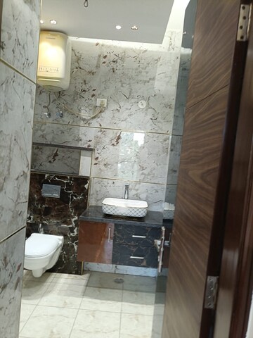 Bathroom in 3 BHK Builder Floor at SS Aaron Ville, Sector 48 – for Sale