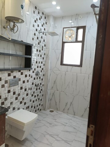 Bathroom in 3 BHK Builder Floor at SS Aaron Ville, Sector 48 – for Sale