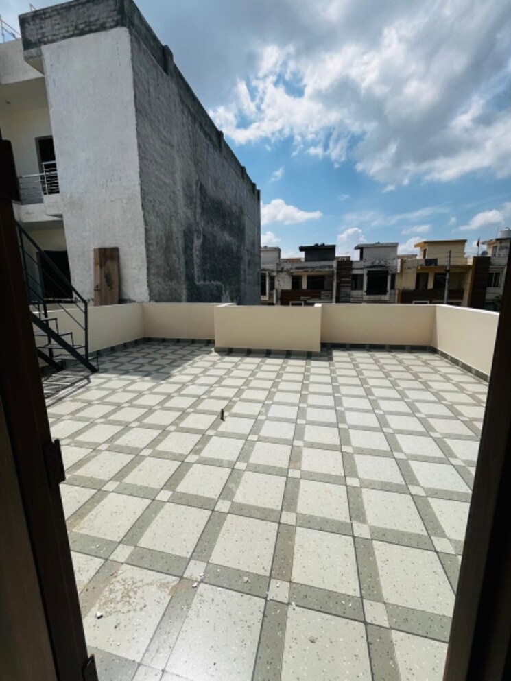 Terrace, kharar mohali road 3 Bedroom 112 Sq.Yd. Villa In Kharar Mohali Road Kharar 7776997