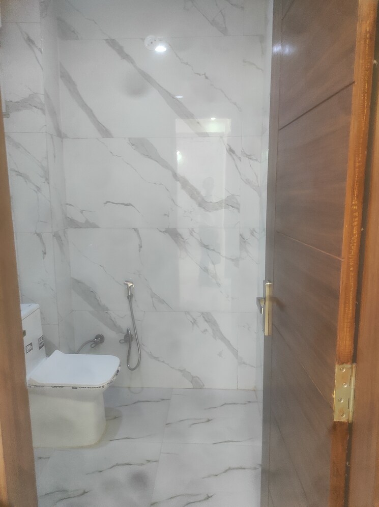 Bathroom, raj nagar extension 3 Bedroom 78 Sq.Mt. Builder Floor In Raj Nagar Extension Ghaziabad 7777584