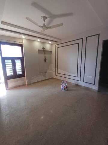 Room in 2 BHK Apartment at Bharat Apartment 710, Shalimar Garden – for Rent