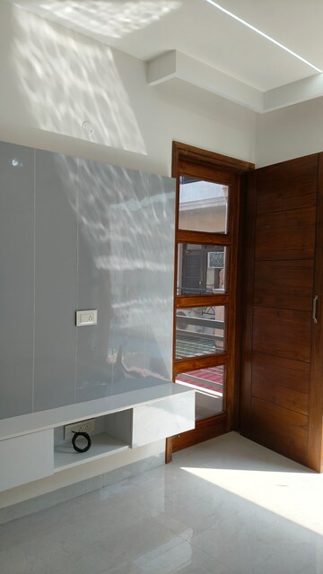 Room in 5 BHK Independent House at Sector 21 – for Sale