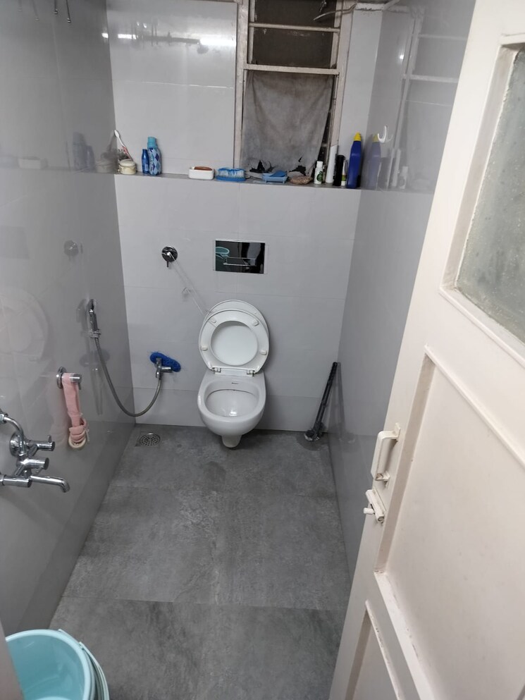 Bathroom, amit-tata-employees-chs 2 Bedroom 900 Sq.Ft. Apartment In Prabhadevi Mumbai 7778876