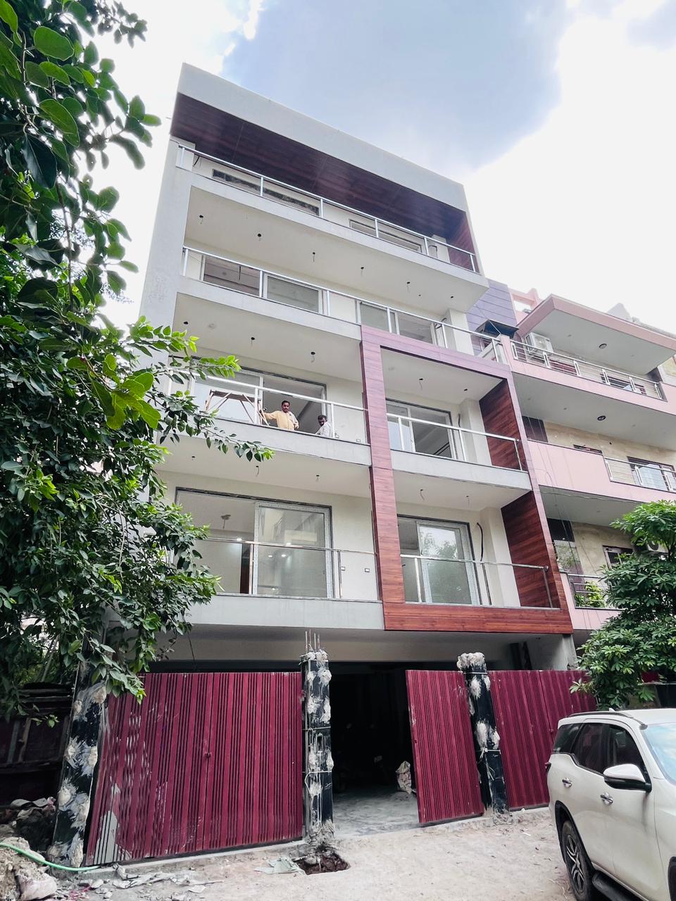 3 BHK + Servant Room 230 Sq.Yd. Builder Floor in Ansal Versalia Avante