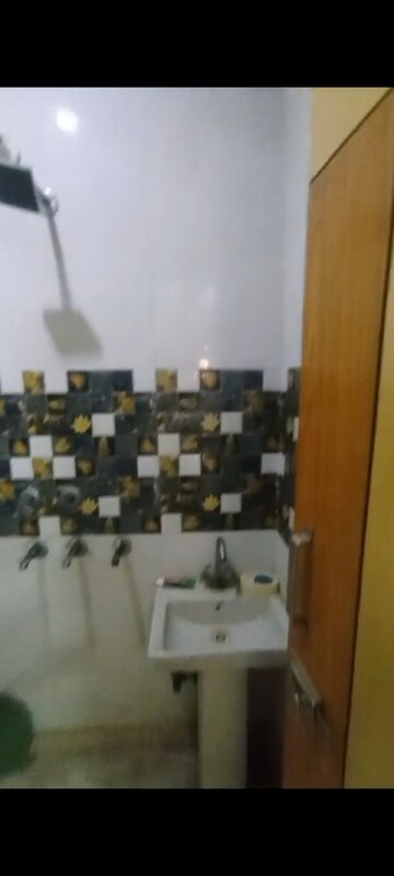 Master Bedroom in 4 BHK Builder Floor at Uttam Nagar – for Rent