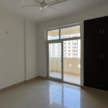 Room in 3.5 BHK Apartment at Amrapali Silicon City, Sector 76 – for Sale