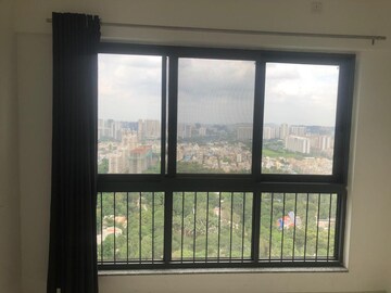 Room in 2 BHK Apartment at Amanora Gold Towers, Hadapsar – for Sale