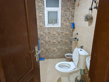 Bathroom in 2.5 BHK Apartment at Omaxe R2, Gomti Nagar – for Rent