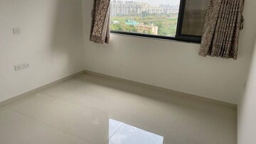 Room in 2 BHK Apartment at Amanora Gold Towers, Hadapsar – for Sale