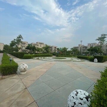 Parking in 4 BHK Builder Floor at BPTP Amstoria, Sector 102 – for Sale