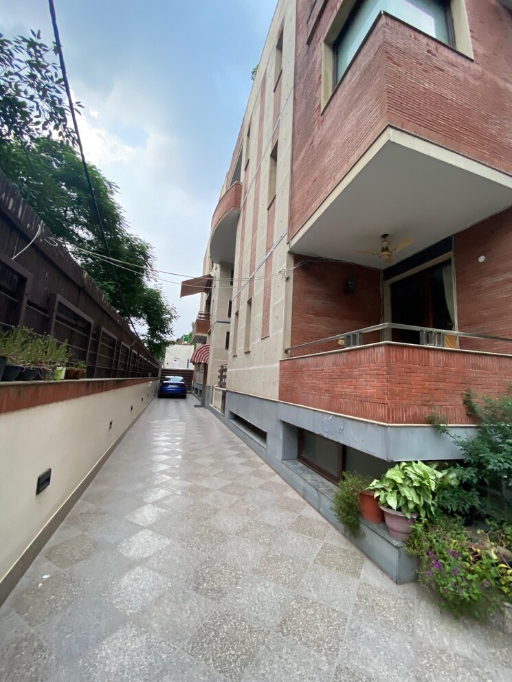 Balcony, kailash colony 4 Bedroom 500 Sq.Yd. Builder Floor In Kailash Colony Delhi 7783004