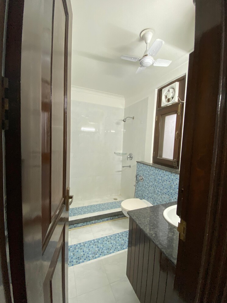 Bathroom, kailash colony 4 Bedroom 500 Sq.Yd. Builder Floor In Kailash Colony Delhi 7783004