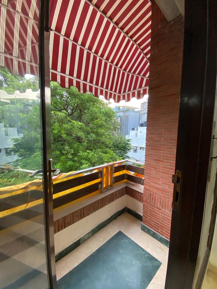 Balcony, kailash colony 4 Bedroom 500 Sq.Yd. Builder Floor In Kailash Colony Delhi 7783004