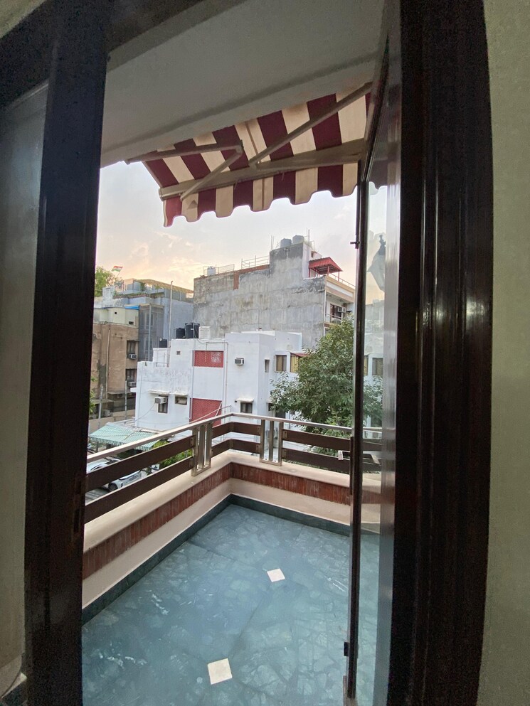 Balcony, kailash colony 4 Bedroom 500 Sq.Yd. Builder Floor In Kailash Colony Delhi 7783004