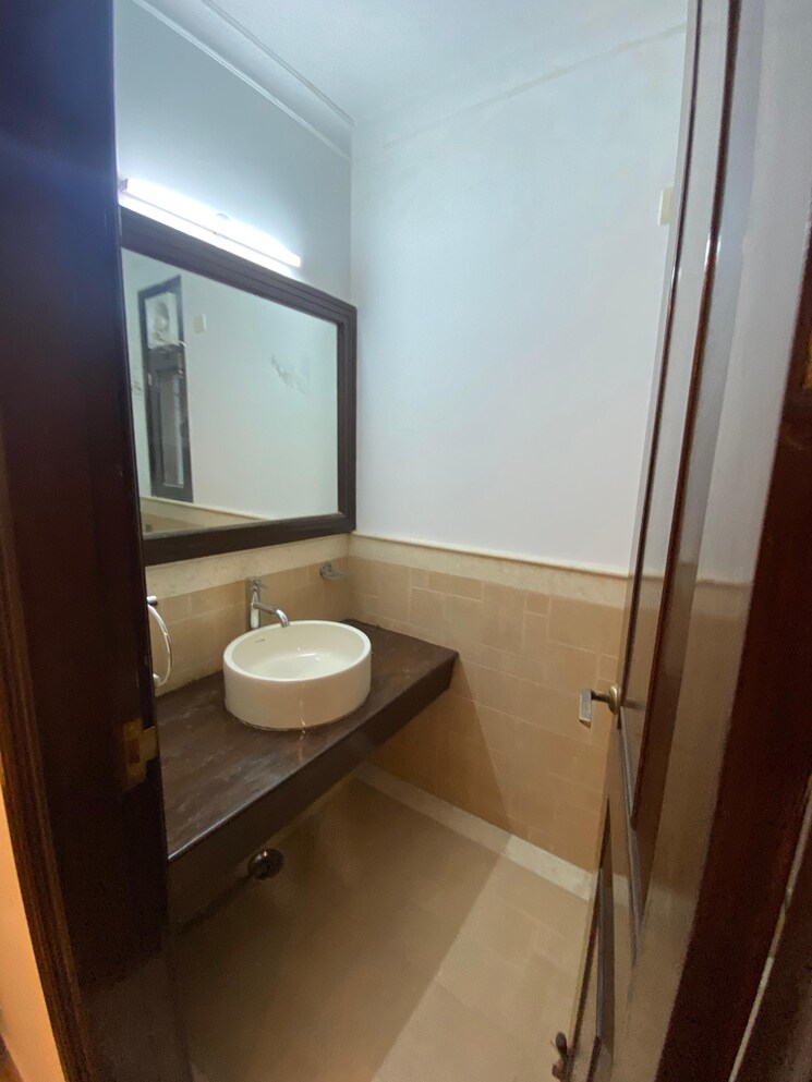 Bathroom, kailash colony 4 Bedroom 500 Sq.Yd. Builder Floor In Kailash Colony Delhi 7783004