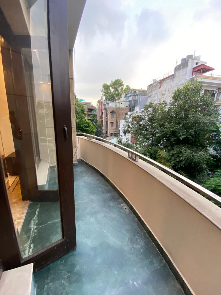 Balcony, kailash colony 4 Bedroom 500 Sq.Yd. Builder Floor In Kailash Colony Delhi 7783004