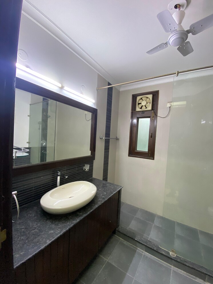 Bathroom, kailash colony 4 Bedroom 500 Sq.Yd. Builder Floor In Kailash Colony Delhi 7783004