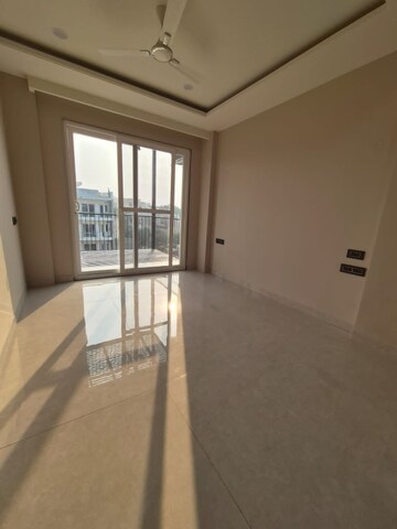 Room in 3 BHK Builder Floor at Sector 40 – for Sale