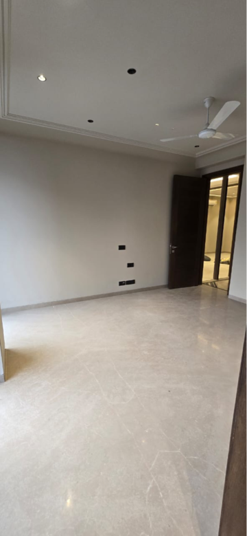 Room in 4 BHK Builder Floor at South Extension ii – for Sale