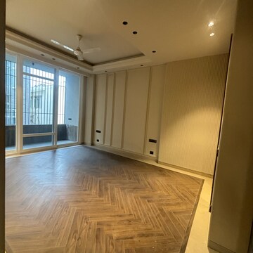 Room in 4 BHK Builder Floor at South Extension ii – for Sale