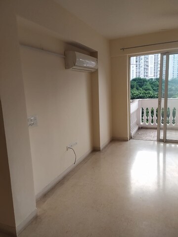 Room in 3 BHK Apartment at DLF Regal Gardens, Sector 90 – for Rent