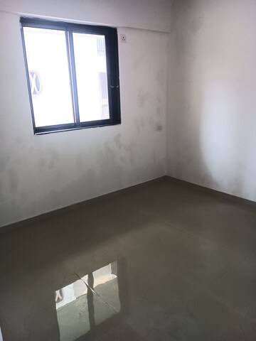 Room in 3 BHK Apartment at Ojass Awantika CHS, Naupada – for Sale