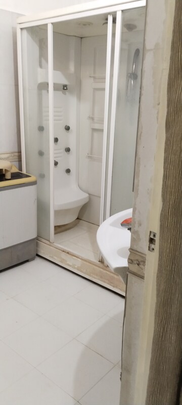 Bathroom in 1.5 BHK Independent House at Gomti Nagar – for Rent