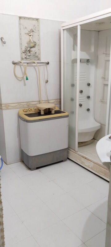 Bathroom in 1.5 BHK Independent House at Gomti Nagar – for Rent