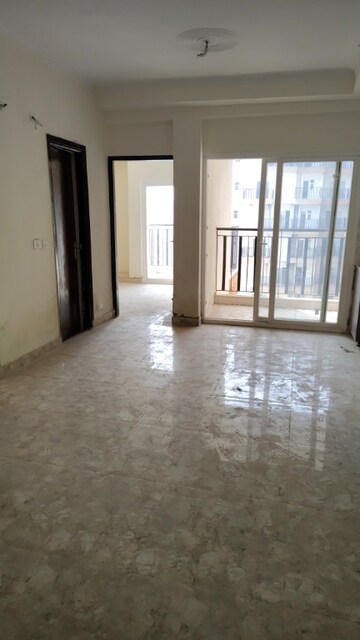 Room in 2.5 BHK Apartment at Amrapali Centurian Park, Tech Zone 4 Greater Noida – for Sale