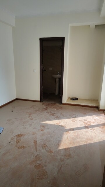 Room in 2.5 BHK Apartment at Amrapali Centurian Park, Tech Zone 4 Greater Noida – for Sale