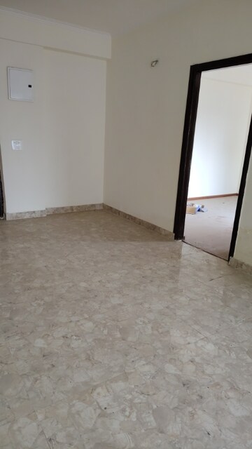 Room in 2.5 BHK Apartment at Amrapali Centurian Park, Tech Zone 4 Greater Noida – for Sale