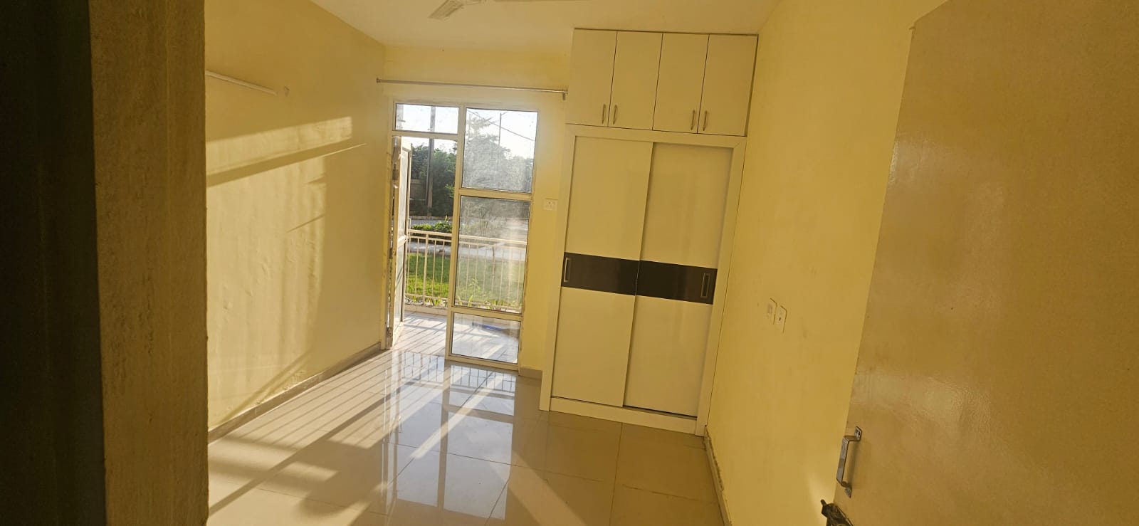 2 BHK + Extra Room Apartment For Rent in Pyramid Elite
