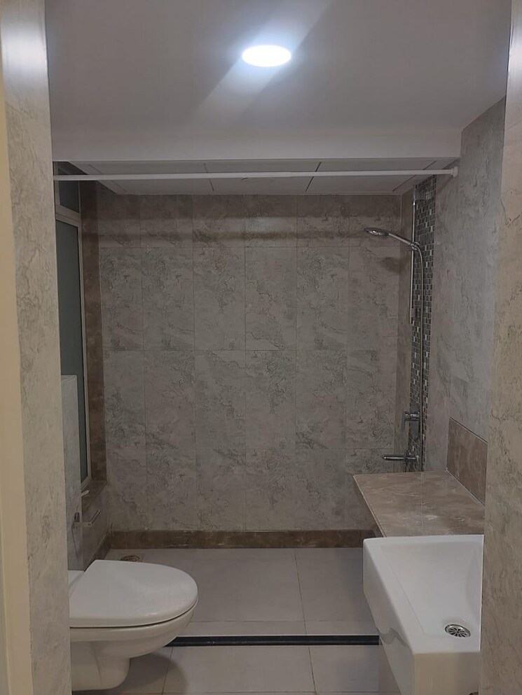 Bathroom, dheeraj-insignia 3.5 Bedroom 1400 Sq.Ft. Apartment In Bandra East Mumbai 7785111