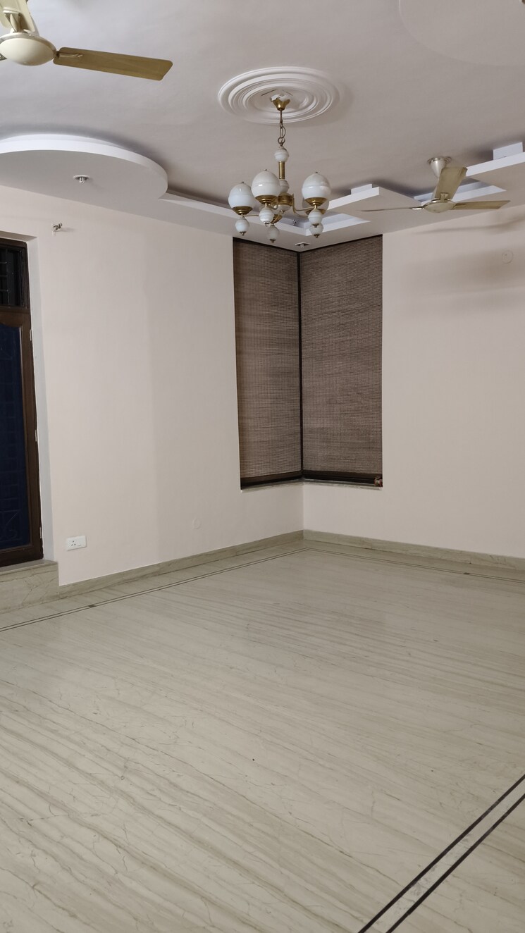 Room, sector 16 3.5 Bedroom 350 Sq.Yd. Builder Floor In Sector 16 Faridabad 7786383